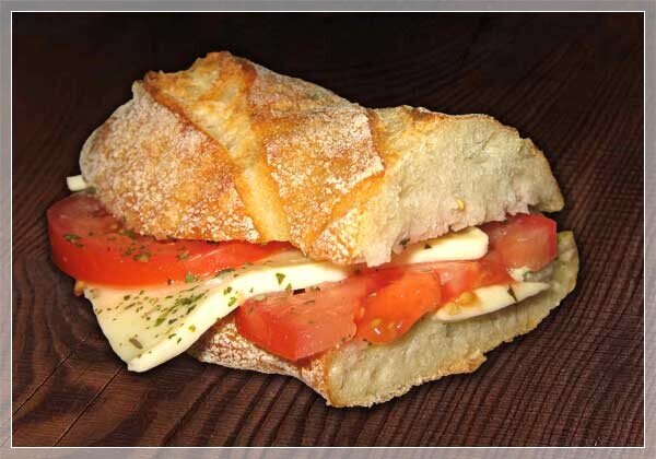 Baguette Caprese Knuspriges Baguette mit Toamten & Mozzarella